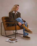Femme portant des mocassins espadrilles plateforme camel Bayona