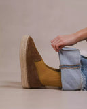 Mocassin espadrille plateforme camel Bayona tenu à la main