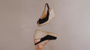 Espadrille compensée noire Bayona sur fond beige