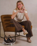 Femme assise en fauteuil portant des espadrilles Bayona